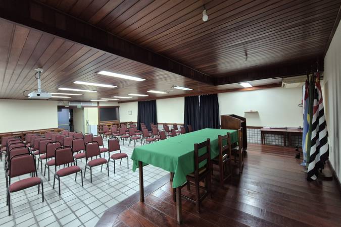 Sala de eventos com cadeiras e palco