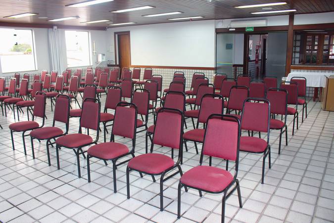 Sala de eventos com cadeiras em auditório