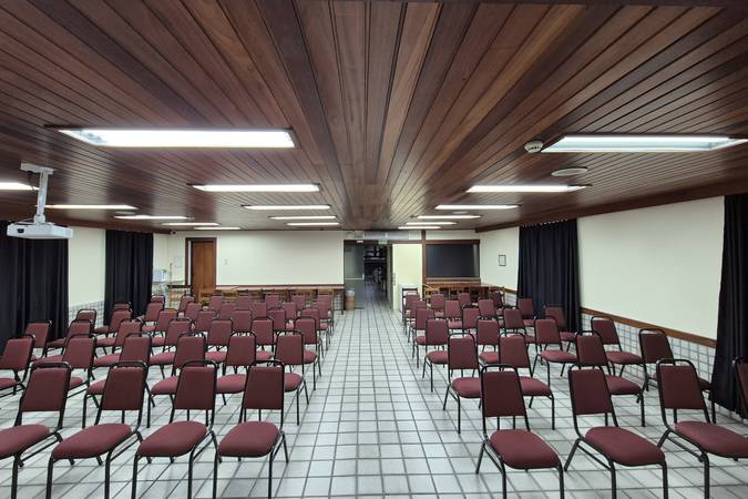 Sala de eventos com cadeiras e projetor