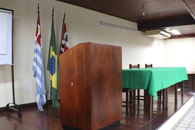 Auditório com púlpito e bandeiras