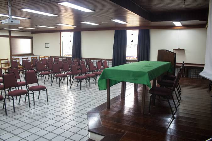 Sala de eventos com palco e cadeiras