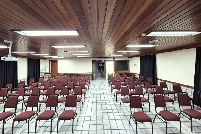 Sala de eventos com cadeiras e projetor